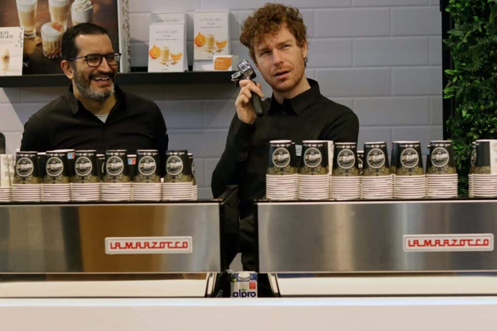 barista met koffie op beursstand